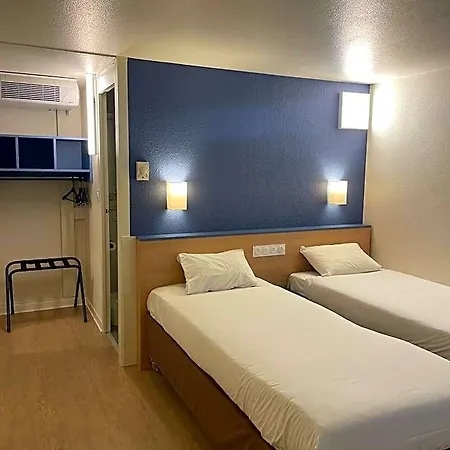 Kyriad Direct Montpellier Saint Jean De Vedas - La Peyriere Hotel 2*
