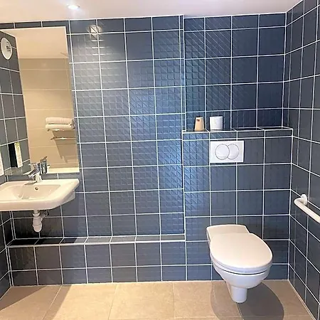 Kyriad Direct Montpellier Saint Jean De Vedas - La Peyriere Hotel 2*